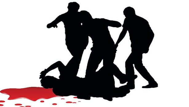 Силуэты дерущихся людей