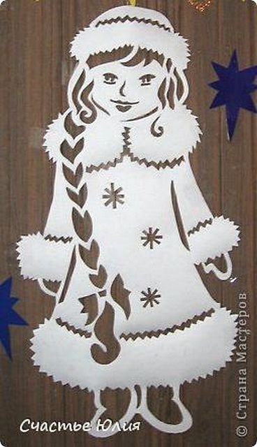 Снегурочка из бумаги на окно