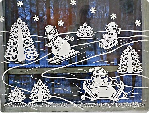 Композиция из снеговиков на окне