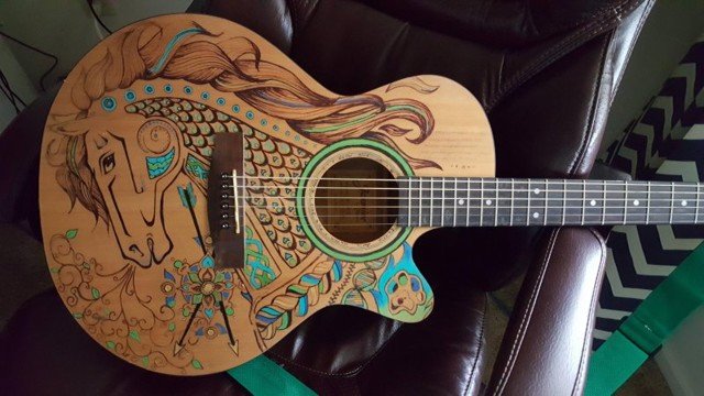 Расписная акустическая гитара