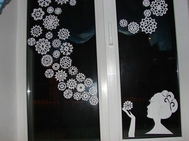 Украшение окон снежинками