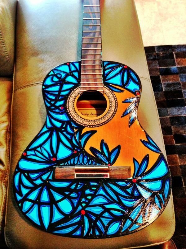 Разрисованные акустические гитары