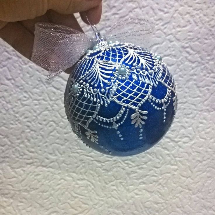 Точечная роспись елочных шаров