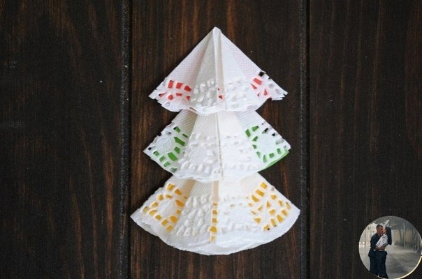 Новогодняя елка из ажурных салфеток