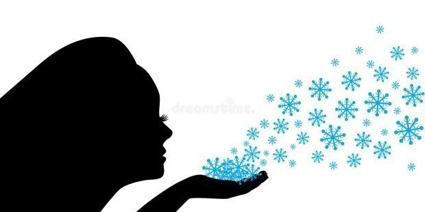 Женщина сдувает снежинки