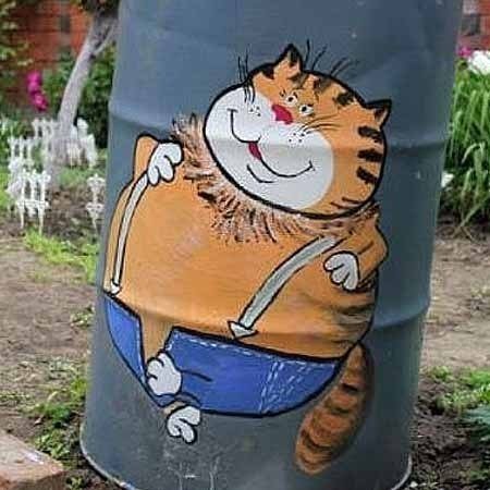 Разрисованные бочки на даче