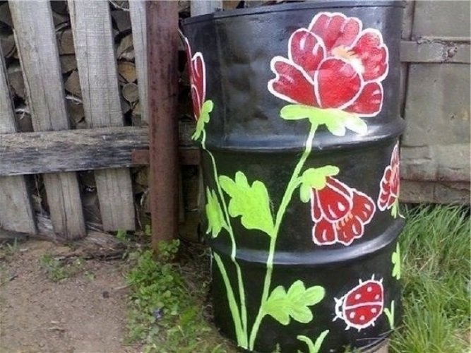 Разрисованные бочки на даче