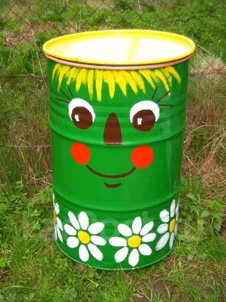 Разрисованные бочки на даче