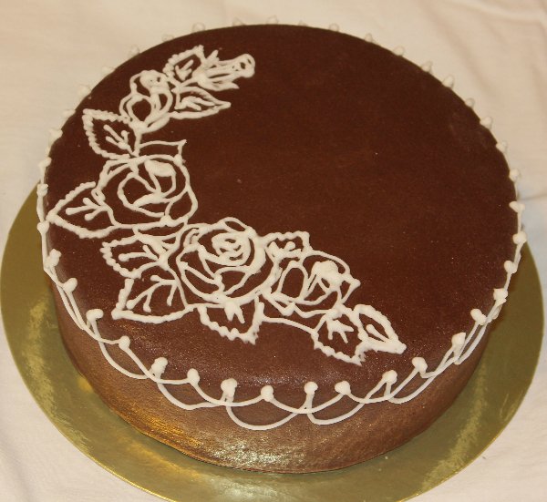 Рисование шоколадом на торте
