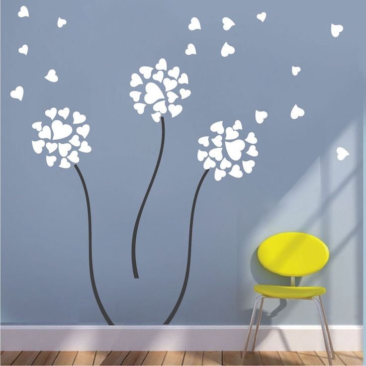 Одуванчик на стене в детском саду