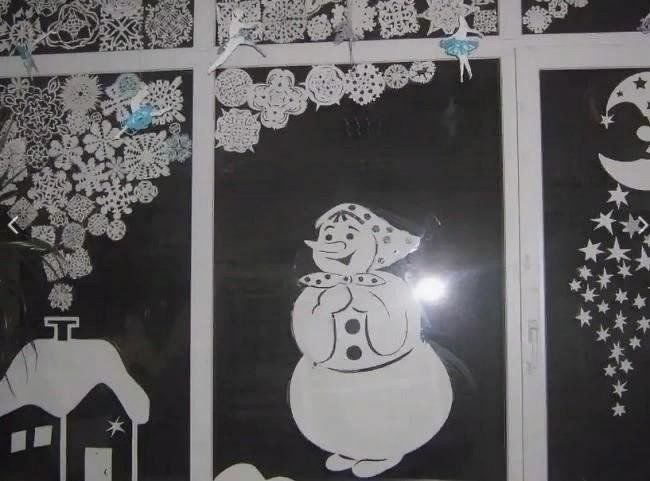 Новогодний сюжет на окно в детском саду