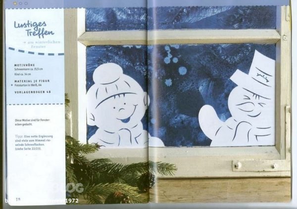 Снеговик заглядывает в окно