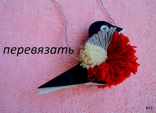 Снегирь из помпона и картона