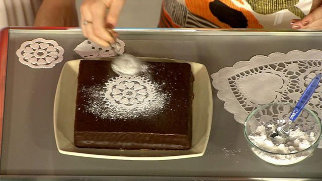 Торт украшенный трафаретом