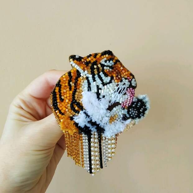 Брошь тигр из бисера