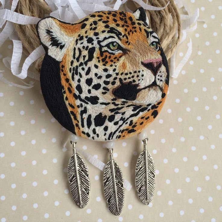 Вышитая брошь тигр