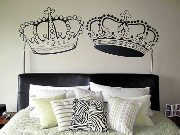 Рисунки над кроватью