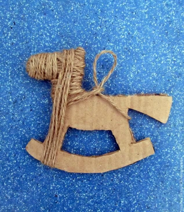 Игрушки на елку из картона и шпагата