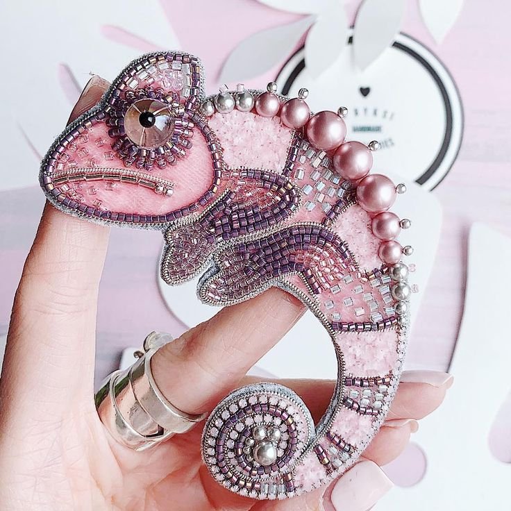 Брошь из бисера ящерка