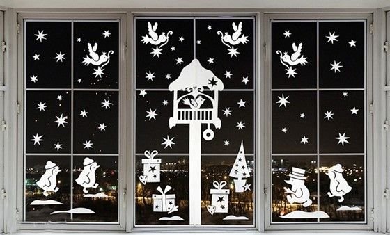 Новогодние окна украшенные