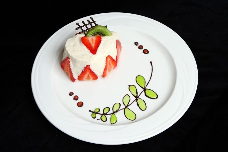 Рисование соусом на тарелке