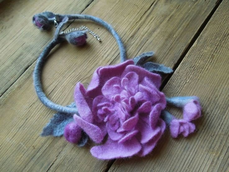 Ожерелье из фетра