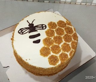 Торт медовик с пчелками