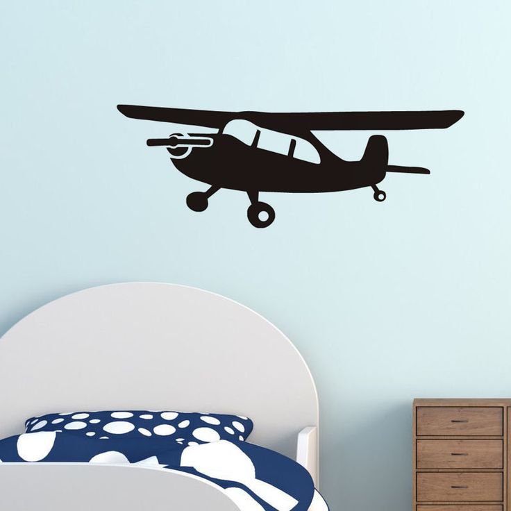 Самолет на стене комнаты