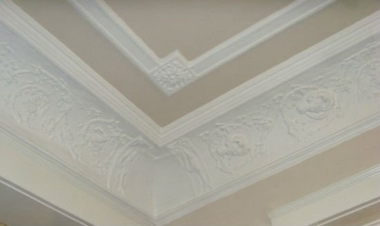 Закругленный плинтус на потолок
