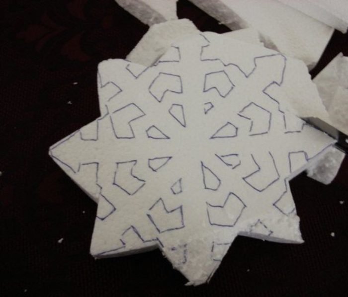 Снежинки из пенопластовой плитки