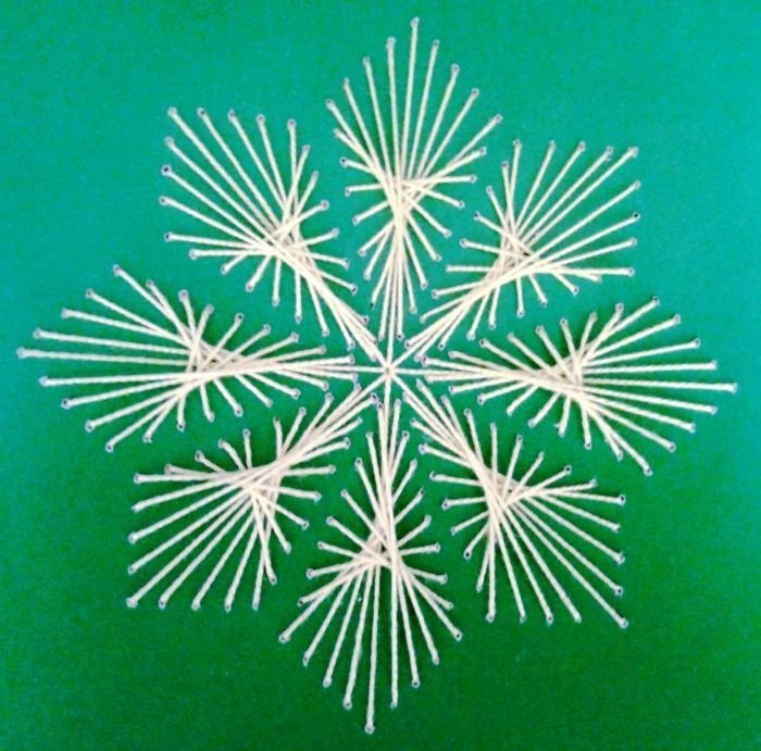 Снежинки нитками на картоне
