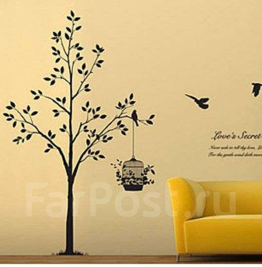 На желтую стену интерьерная наклейка