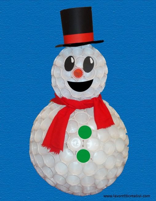 Снеговик из стаканчиков одноразовых