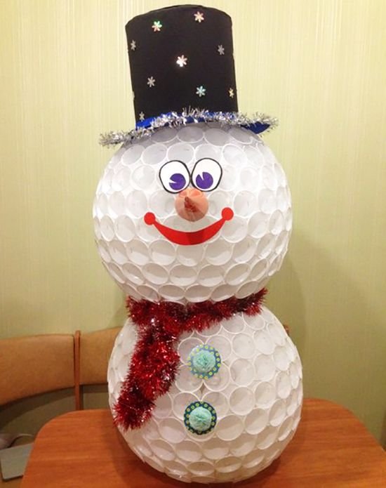 Снеговик из стаканчиков одноразовых