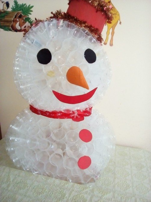 Снеговик из стаканчиков одноразовых