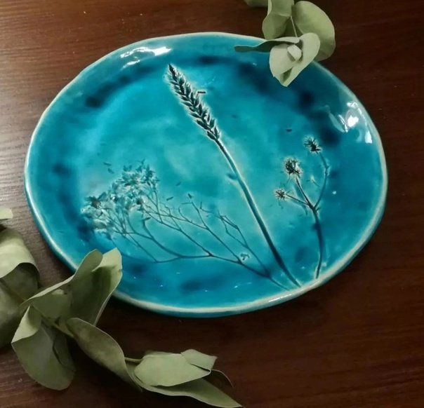 Керамические тарелки с отпечатками растений