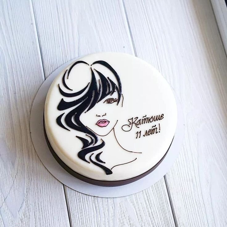 Изображение лица девушки на торте