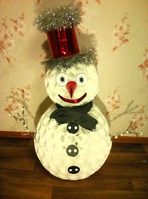 Снеговик из пластиковых стаканчиков