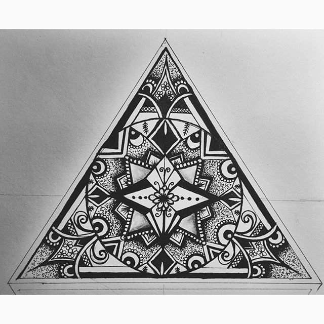 Геометрический орнамент в треугольнике