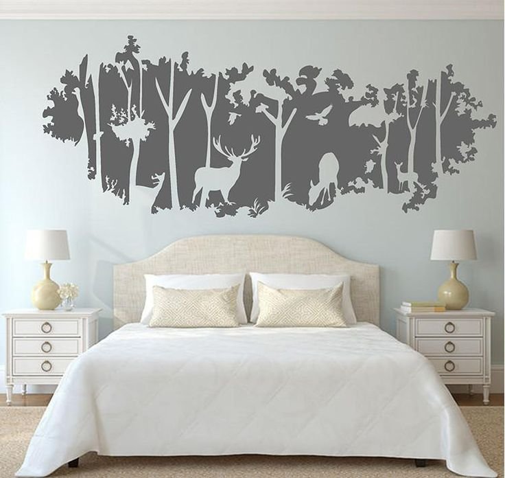 Трафарет на стене в интерьере