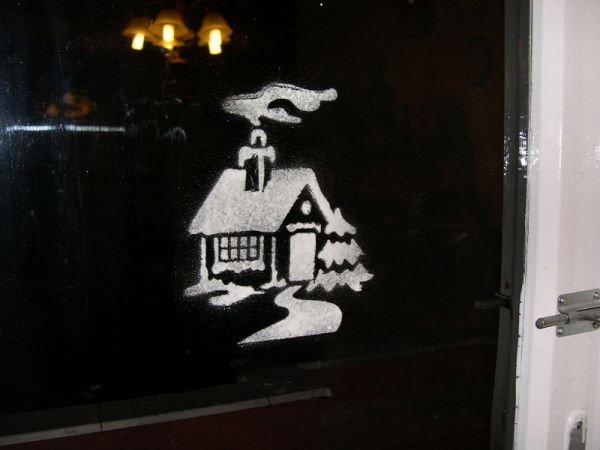 Рисунки на окнах к новому году домики