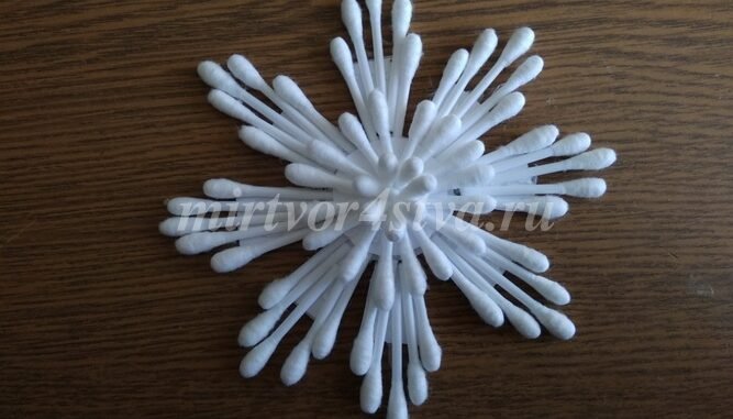 Снежинка из ватных палочек объемная