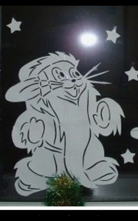 Украшения на окна на новый год в детском саду волк и заяц