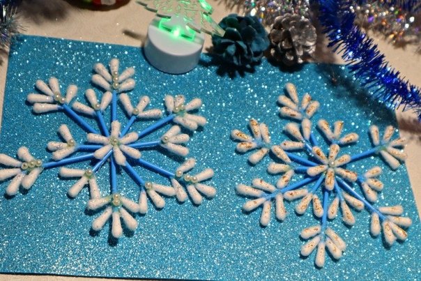 Новогодние снежинки из ватных палочек