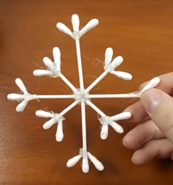Новогодние снежинки из ватных палочек