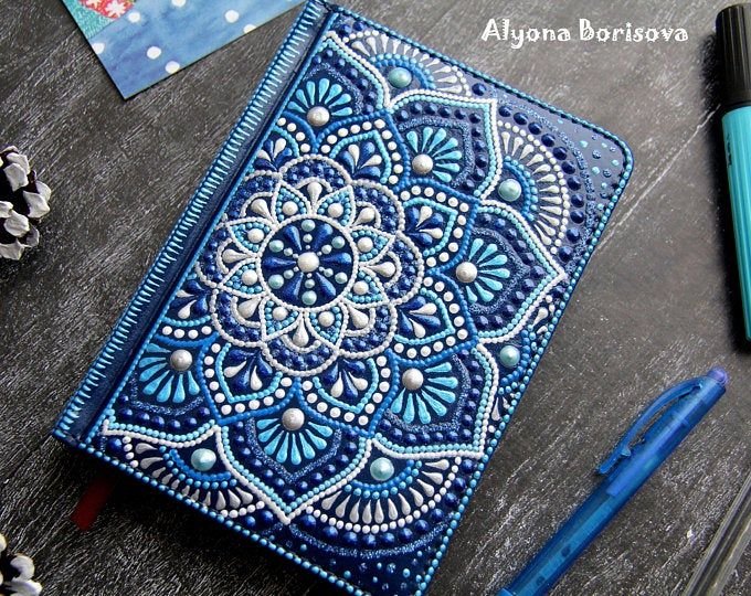 Точечная роспись ежедневника для женщин