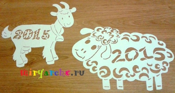 Трафарет коза смотрит в окно из бумаги