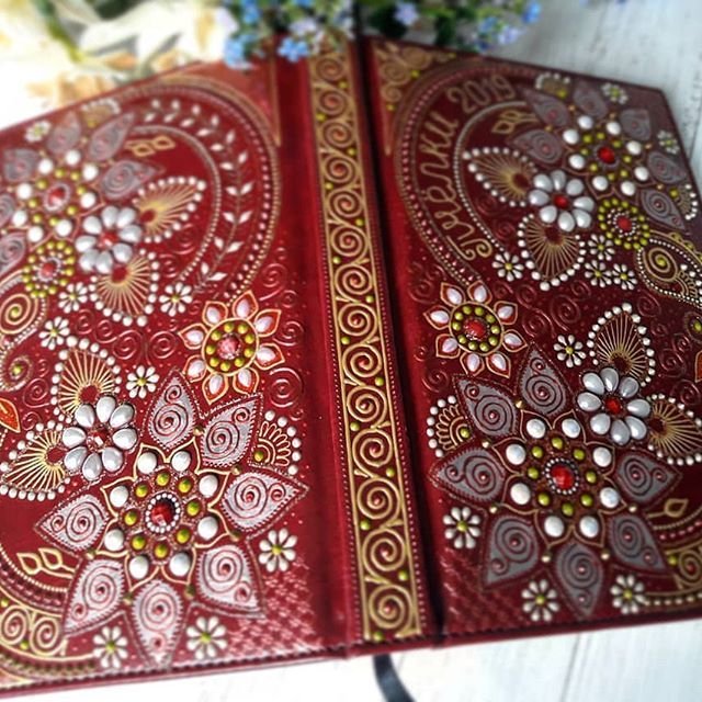 Роспись красного ежедневника