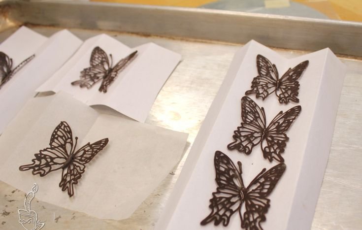 Бабочки из шоколада на торт