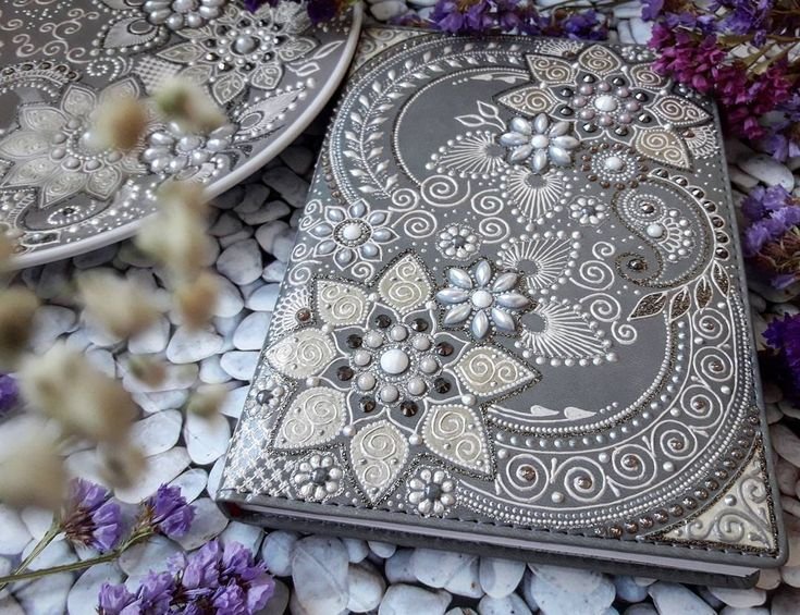 Роспись ежедневника в точечной технике